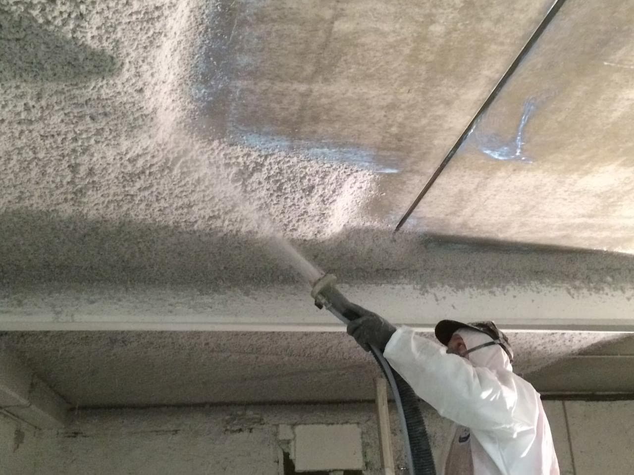 Operario insuflando aislante en una vivienda de la provincia de Valladolid.